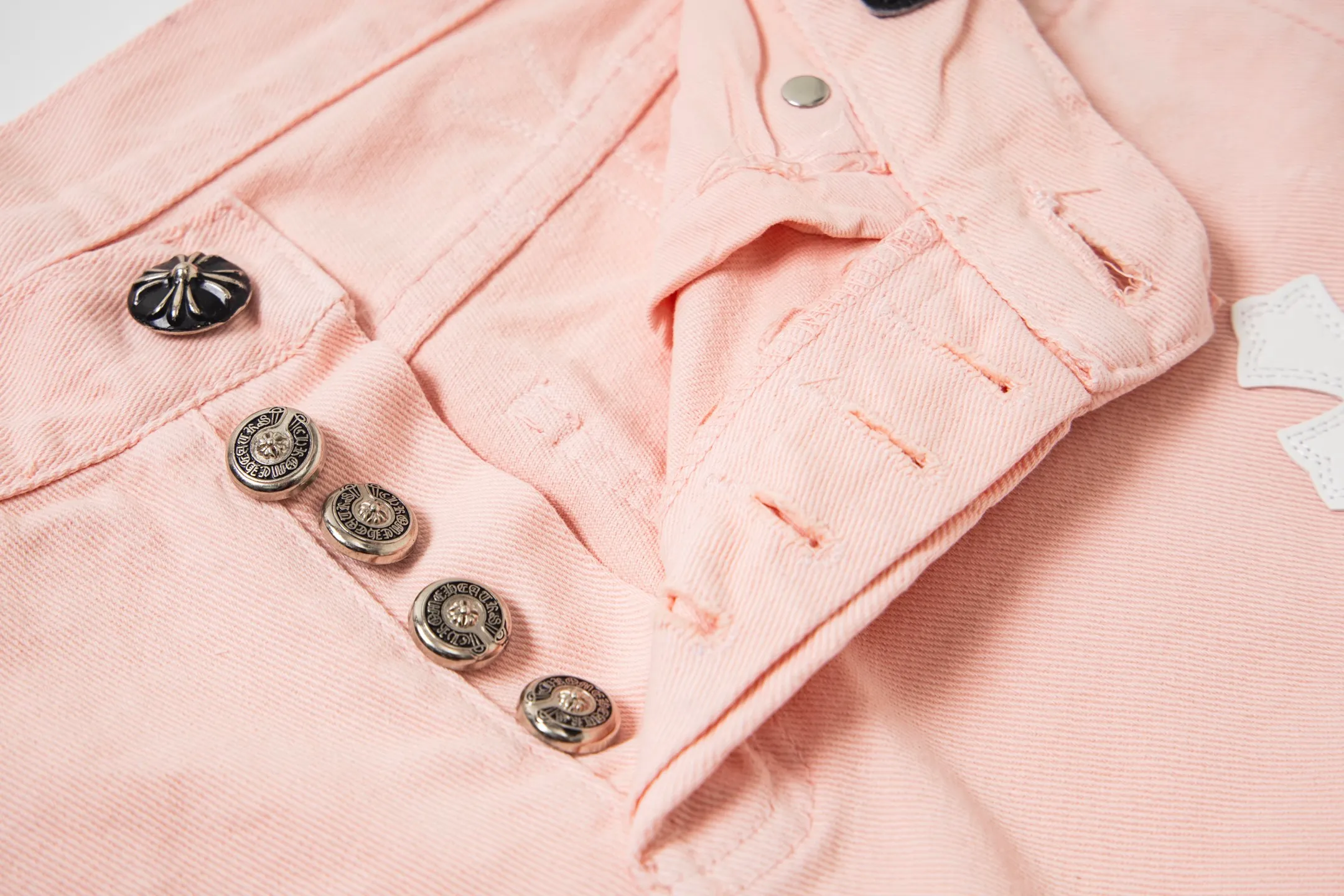 P270 Chrome hearts | CH Chrome hearts Limited edition cherry blossom pink leather jeans for girls. Charming dopamine personality jeans. Indispensable for fashionistas. The same model for celebrities. A model touted by many bloggers. This new pair of pants is perfect in terms of shape and upper body. It is no exaggeration to say that making a pair of jeans is equivalent to making 20 short-sleeved jeans. The fabric is made of high-quality imported denim. It has a unique high-end texture. I am very satisfied with it after washing and proofing several times. Style number: 1730# Color: Sakura pink Size: 28 30 32 34
